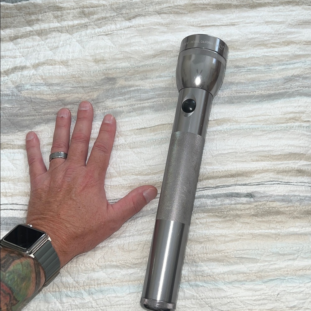 Maglite Silver Flashlight - Picture 2 of 7